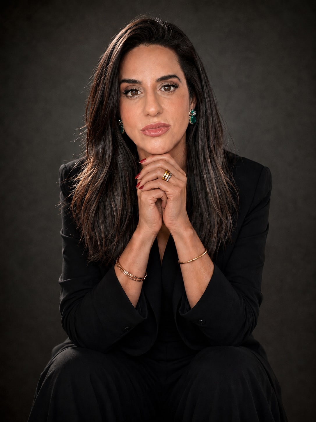 Fernanda Meyer, Advogada da Sua Imagem, olhando diretamente para a câmera