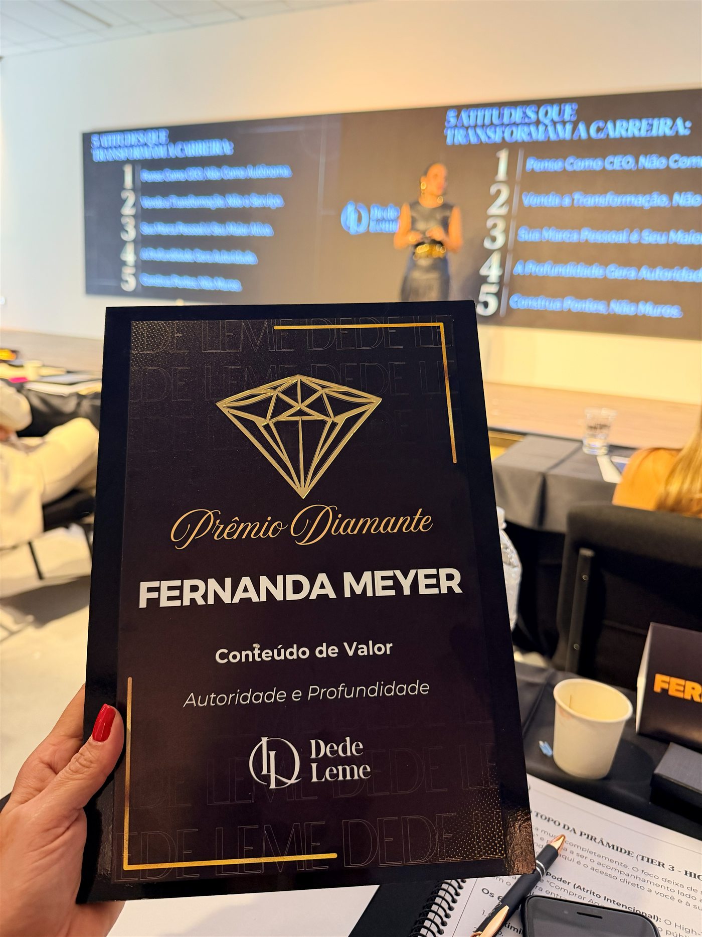 Fernanda Meyer recebendo o Prêmio Diamante, categoria Conteúdo de Valor — Autoridade e Profundidade